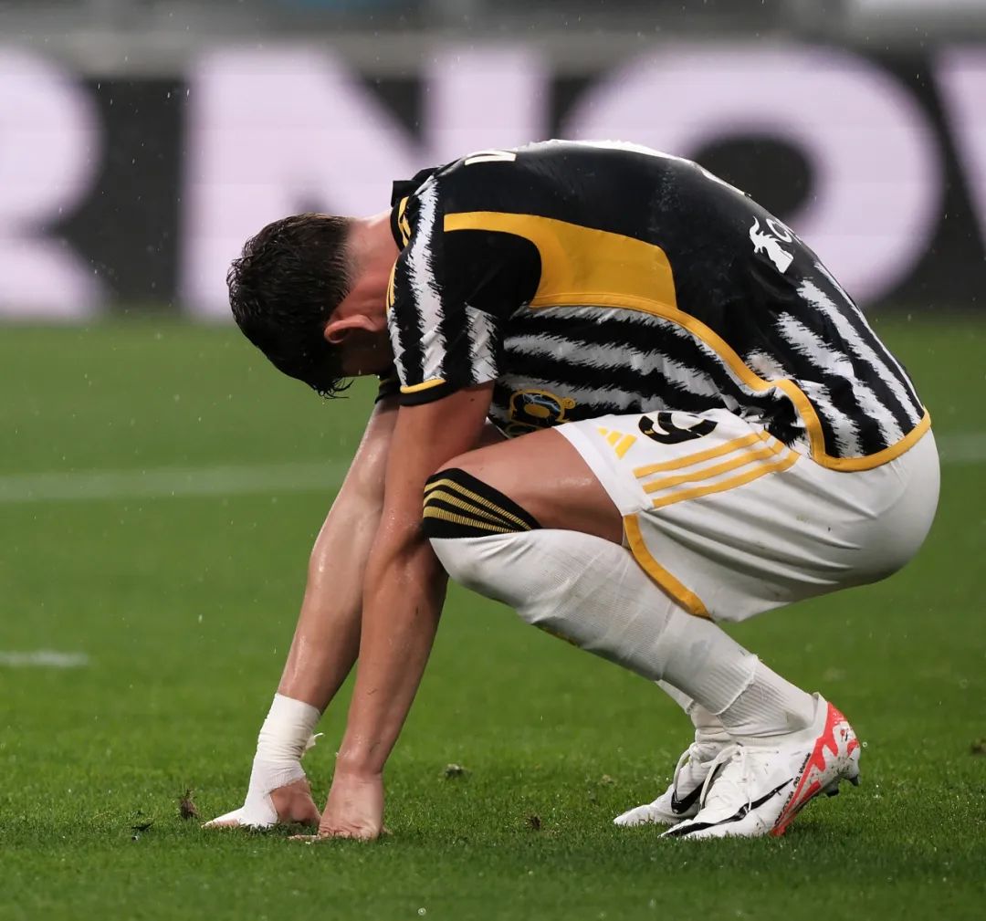 纳格尔斯曼与女友参加马拉松节目，呼吁为慈善活动捐款